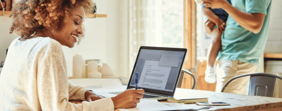 Agent working from home in a hybrid work environment. 