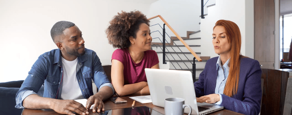 Agent working with couple